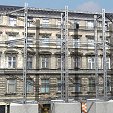 Location par jour de m² de stabilisateur extérieur de façade, d'entre 6 et 11 m de hauteur, constitué d'un système de poutres allégées ancrées à des contrepoids de béton (non compris dans ce prix); pour appui de façade